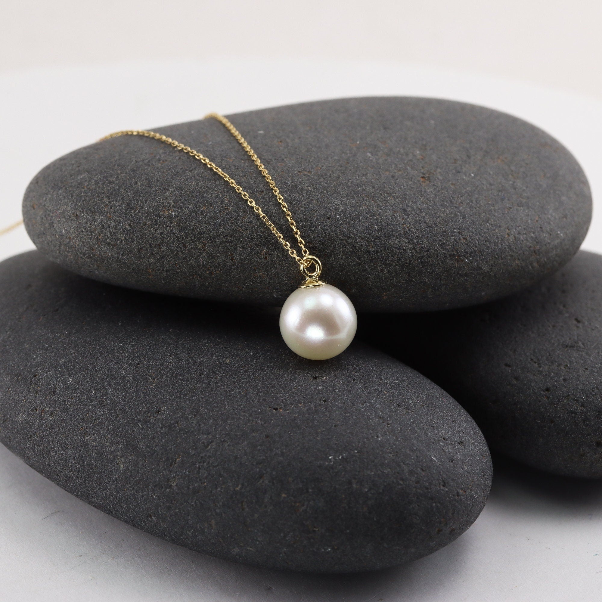 Simple Pearl Necklace in Solid 14K