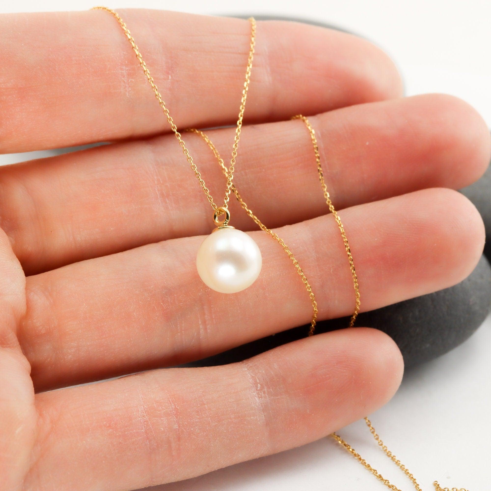 Simple Pearl Necklace in Solid 14K