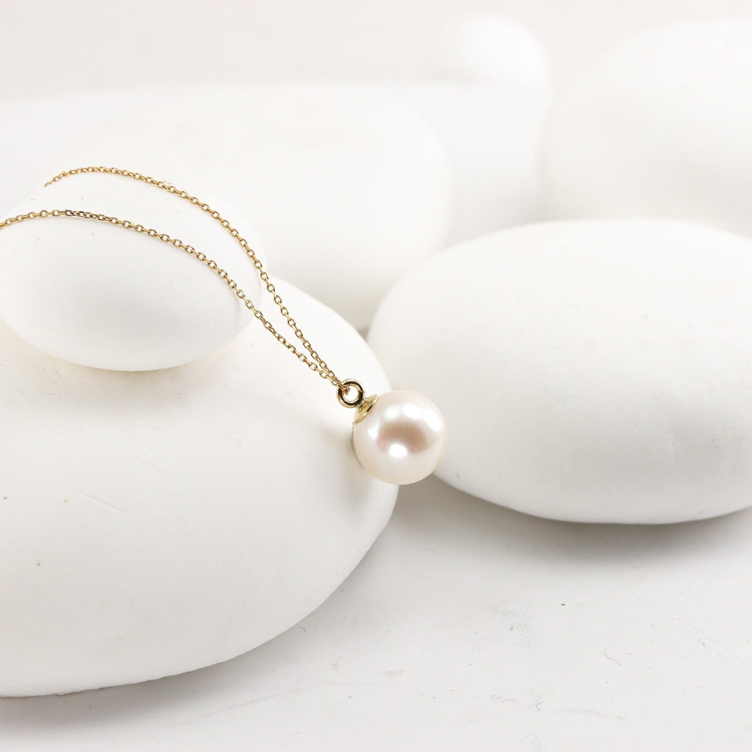 Simple Pearl Necklace in Solid 14K
