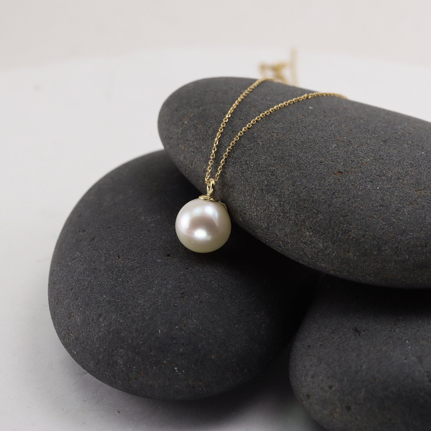Simple Pearl Necklace in Solid 14K