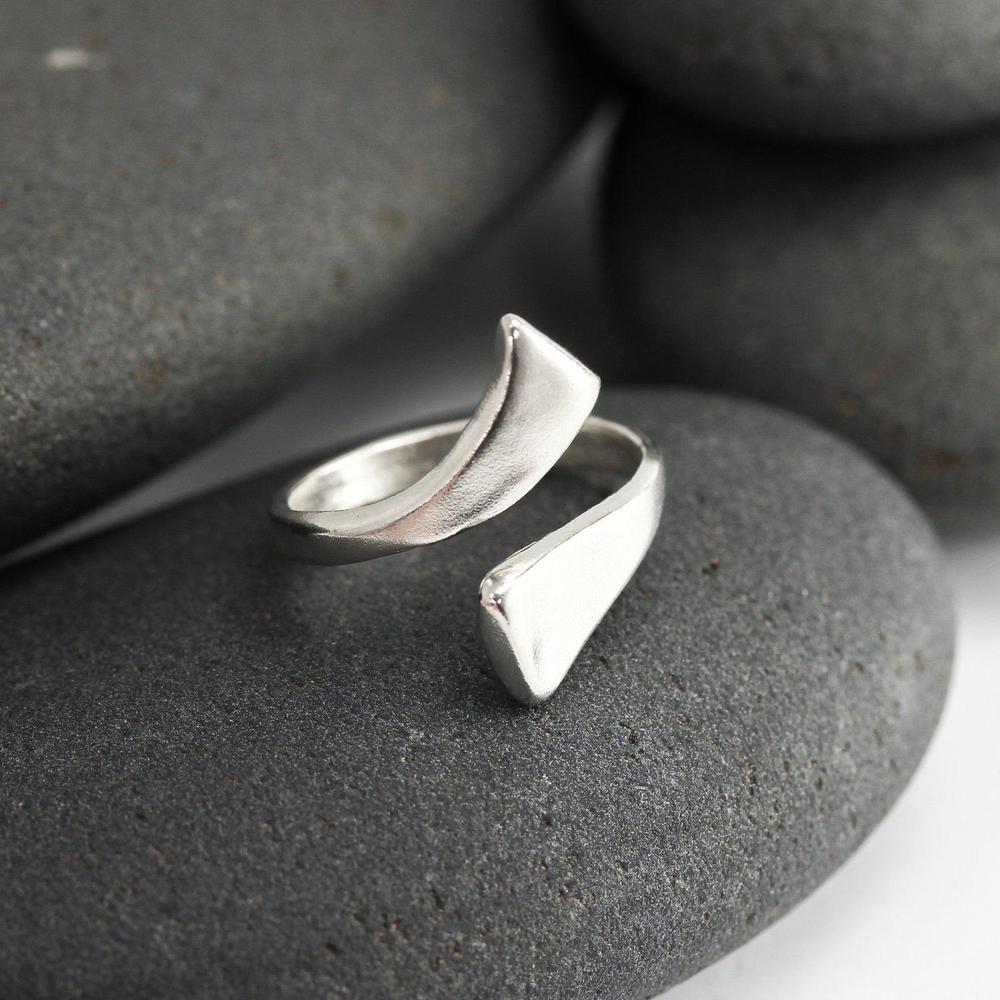 Smooth Silver Ribbon Ring – Lotus Stone Design